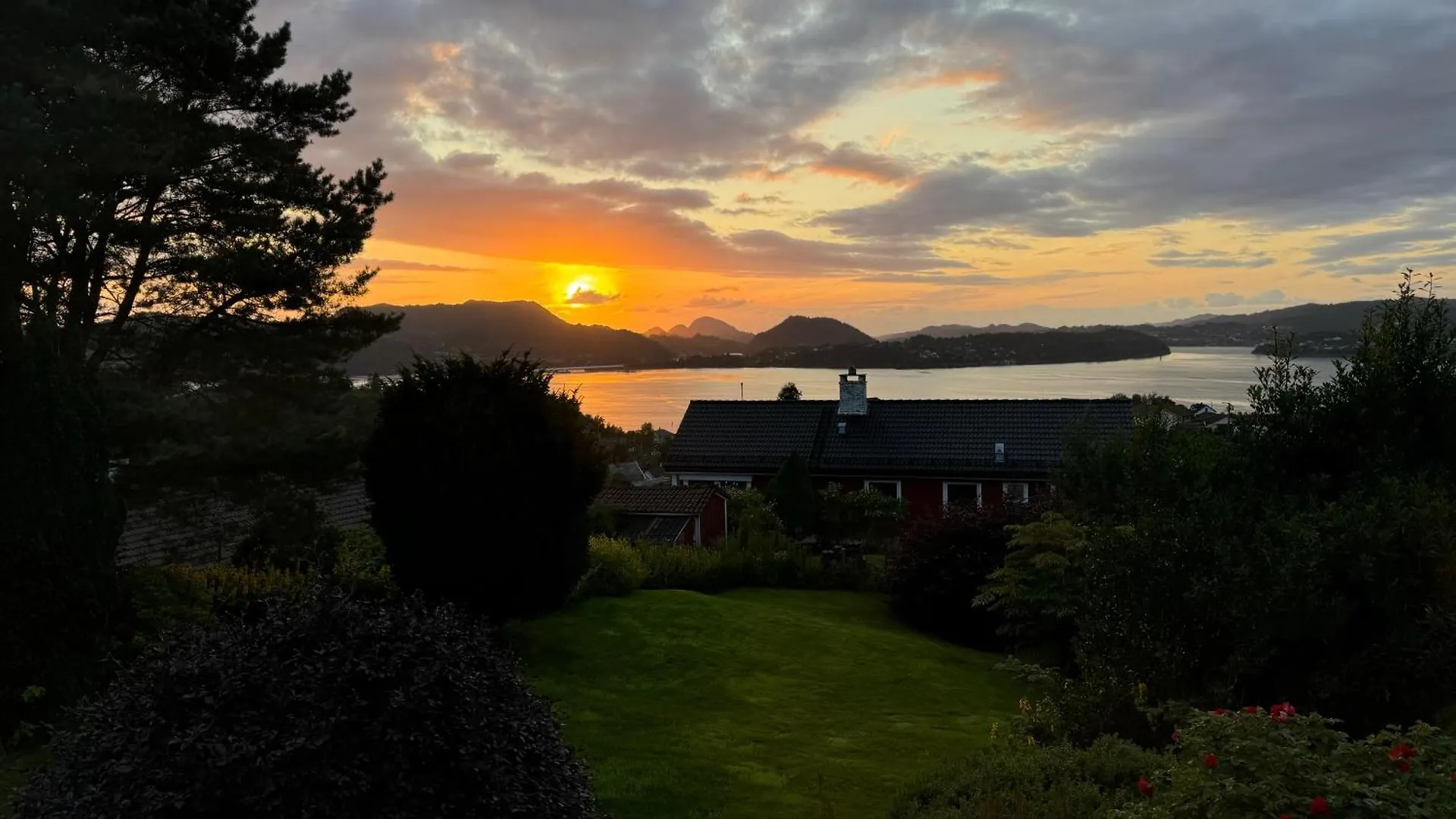 Single-Family Home With Panorama View To The Fjord Bergen Villa